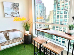 Modern 1 BR condo DT Vancouver,Sleeps 4 & 1Parking